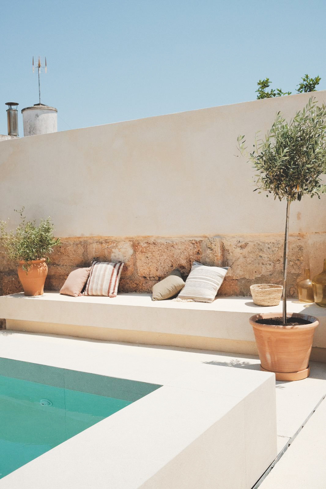 Poolside bench with linen cushions
