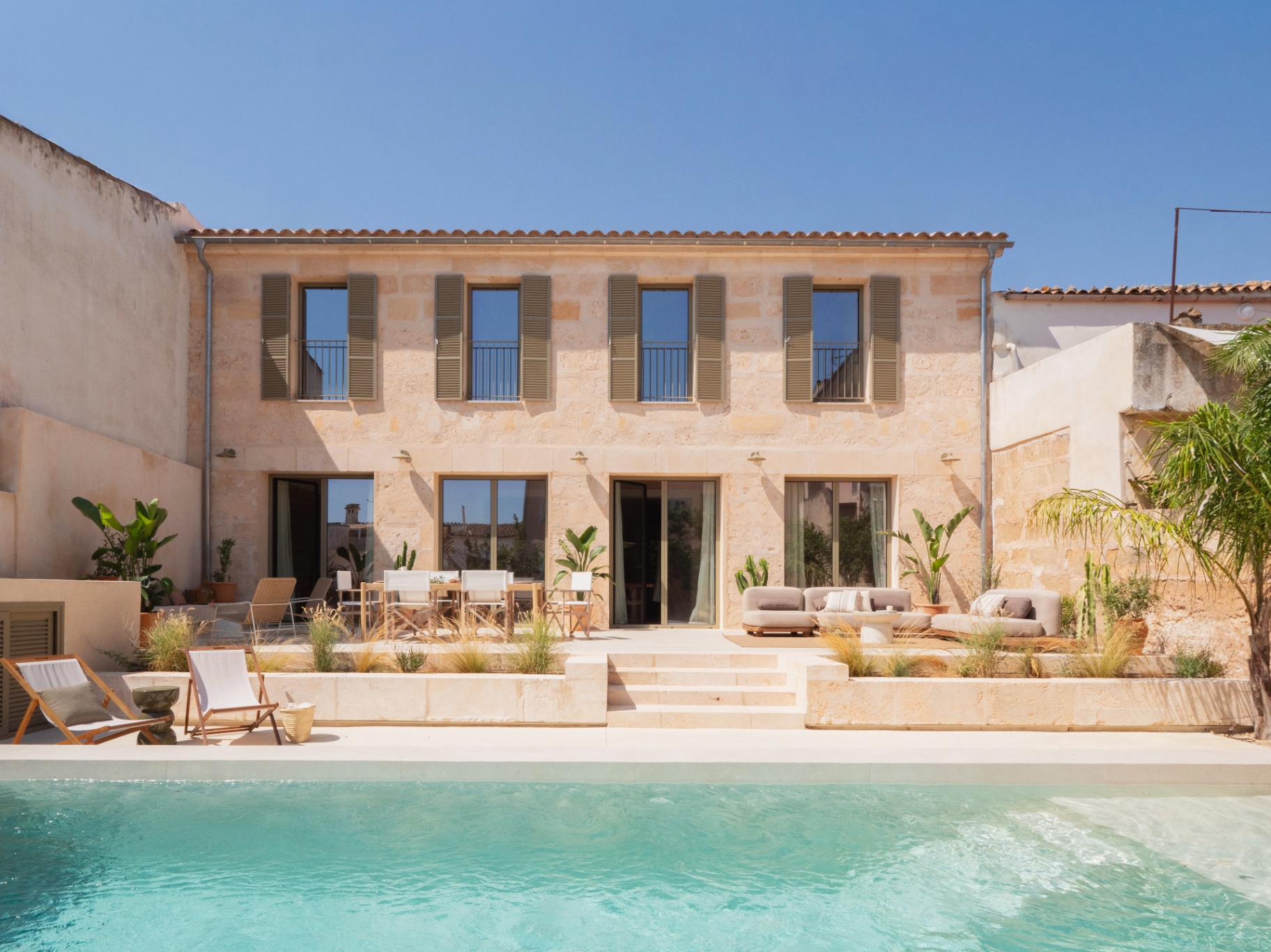 Casa Regal — exterior with pool and palm tree